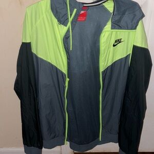 size medium nike windbreaker